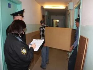 Арендую Квартиру Пришли Приставы К Хозяину И Начали Забирать Мое Имущество