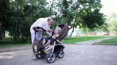 Больничный по уходу за ребенком бабушке &mdash; оплачивается ли