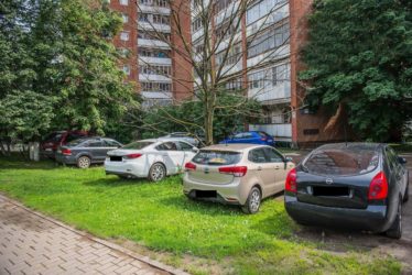 Что считается парковкой на газоне?