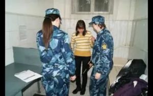 Досмотр личных вещей прибывших на свидание к осужденным