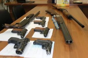 И был осужден за незаконное хранение огнестрельного оружия и боеприпасов