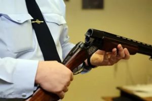 И был осужден за незаконное хранение огнестрельного оружия и боеприпасов