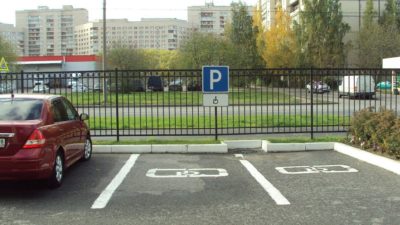 Инвалидная парковка во дворе