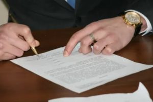 Как должен поступить прокурор приняв решение об отказе от обвинения