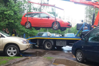 Как эвакуировать неправильно припаркованный автомобиль во дворе?