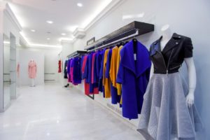 Как называются магазины с одеждой в отдельных помещениях