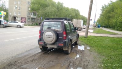 Как пожаловаться на парковку на газоне?