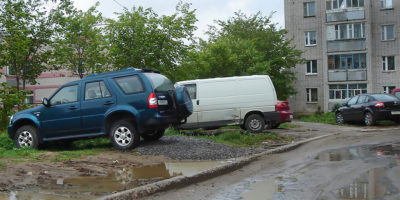 Как пожаловаться на парковку на газоне?