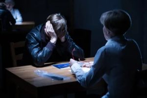 Как правильно вести себя на допросе у следователя в качестве подозреваемого