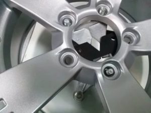 Как защитить колпаки колес легкового автомобиля от кражи