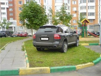 Какое наказание за парковку на газоне?