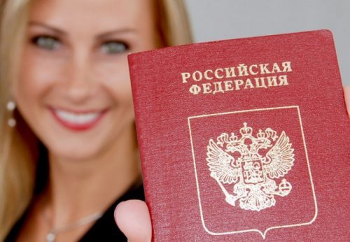 Каков порядок выписки человека из квартиры, если он живет в другом городе