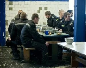 Когда можно выйти на поселение из колонии строгого режима