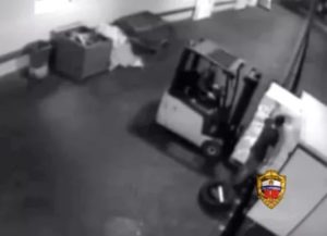 Кража в магазине на сумму более 5000 рублей