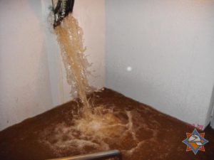 Куда звонить если прорвало трубу в квартире холодную воду