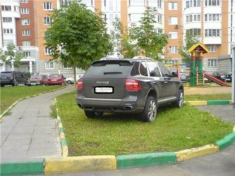 Машина припаркована на газоне куда жаловаться?
