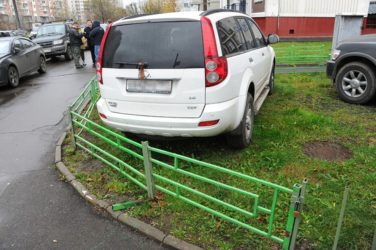 Машина припаркована на газоне куда жаловаться?