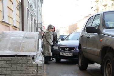 Машины паркуются на тротуаре куда жаловаться?