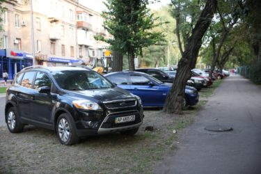 Машины паркуются на тротуаре куда жаловаться?