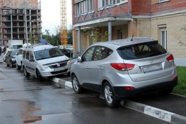Машины паркуются на тротуаре куда жаловаться?