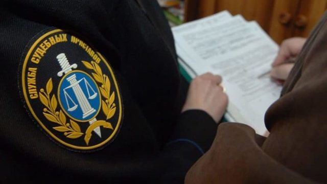 Могут ли приставы арестовать кредитную карту