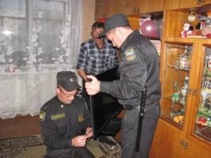 Могут ли приставы проводить арест имущества без должника и собственника