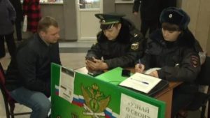 Могут ли приставы забрать телефон
