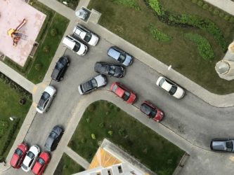Можно ли парковаться на повороте во дворе?