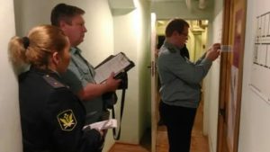 Можно ли продать недвижимость на которую наложен арест по договоренности с судебными приставами