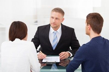 Отказ от наследования в пользу другого лица