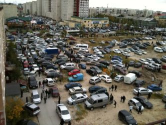Парковка грузовых автомобилей во дворах жилых домов
