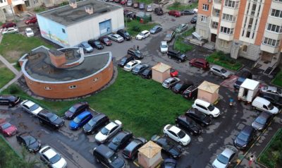 Парковка грузовых автомобилей во дворах жилых домов