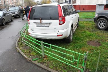 Парковка на газонах является нарушением закона?