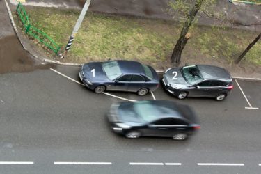 Парковка на повороте дороги