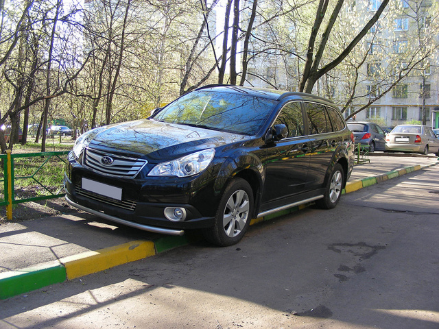 Парковка на тротуаре во дворе &mdash; куда и как жаловаться