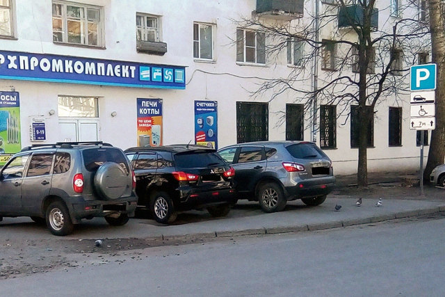 Парковка на тротуаре во дворе &mdash; куда и как жаловаться