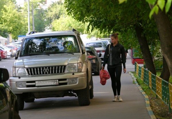 Парковка на тротуаре во дворе &mdash; куда и как жаловаться