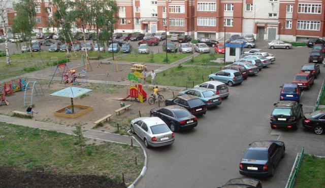 Парковка на тротуаре во дворе &mdash; куда и как жаловаться