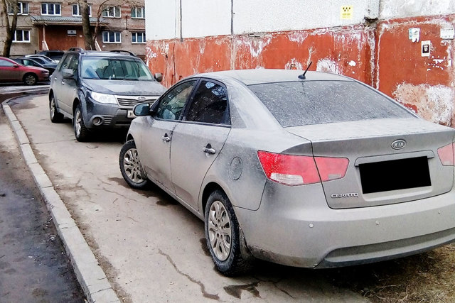Парковка на тротуаре во дворе &mdash; куда и как жаловаться