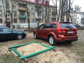 Парковка на зеленой зоне во дворе