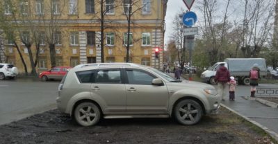 Парковка на зеленой зоне во дворе