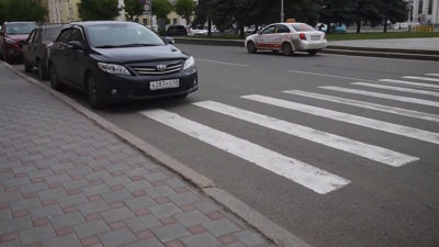 Парковка рядом с пешеходным переходом