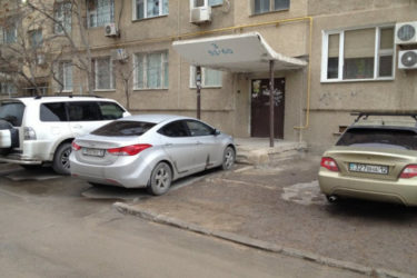 Парковка у подъезда закон