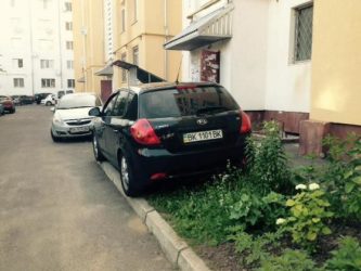 Парковка у подъезда закон