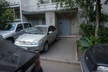 Парковка у подъезда закон