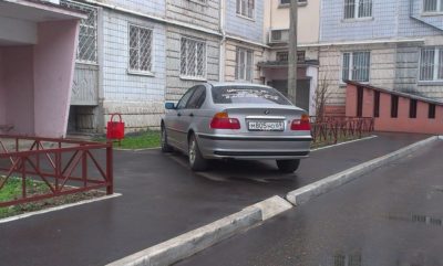 Парковка у подъезда закон