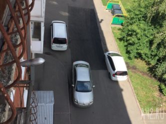 Парковка у выезда из двора