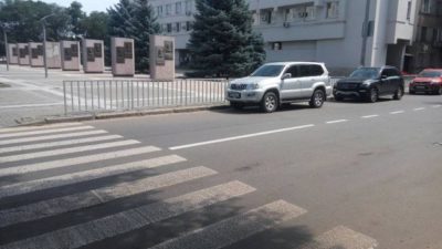 Парковка возле зебры
