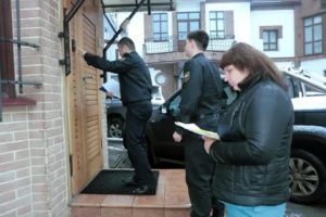 При каких обстоятельствах приходят приставы