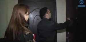 При каких суммах долгов приставы приезжают домой к должнику